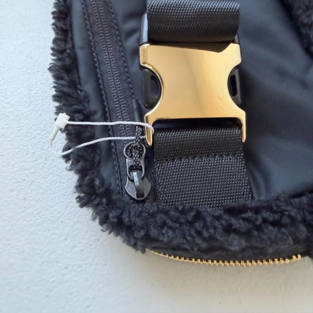 Lululemon Black Fleece Fluffy Sherpa Everywhere Belt Bag 1L‎ Gold Hardware NWOT